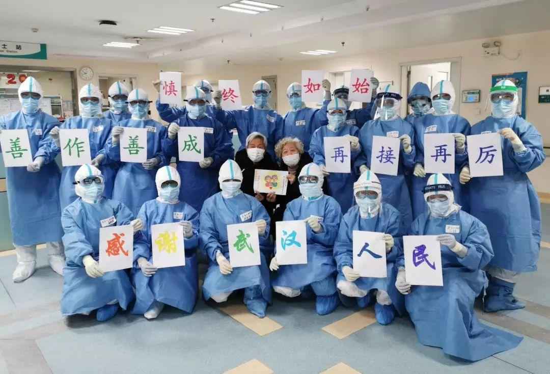金婚夫妇出院啦 医护人员:看到了爱情美好的模样