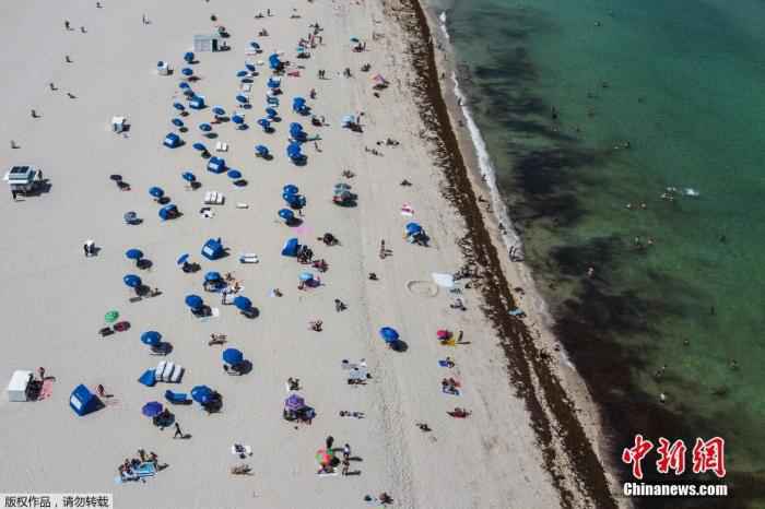 当地时间6月10日,佛罗里达州迈阿密海滩关闭近三个月后首次开放,游客众多。 美国累计确诊病例超250万例 彭斯竞选活动因疫情推迟