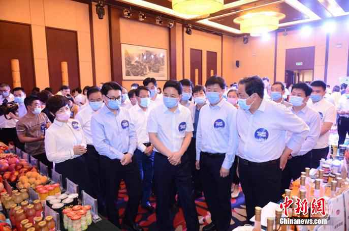 运城市市长储祥好(前排左二)在为拼多多副总裁陈秋(前排左一)等,介绍运城市的初级农产品和加工农产品产业。 运城市与拼多多合作 14位市县长接力直播力推运城农产品
